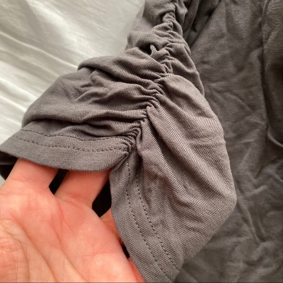 🍂 ELEGANT GREY SATIN SHORT SLEEVE TOP! - Picture 5 of 7